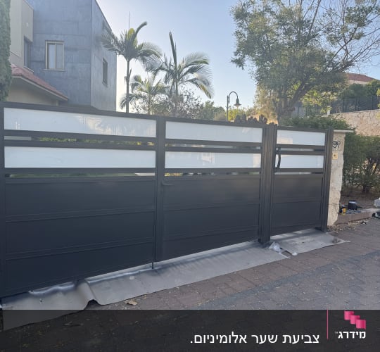 שער מתכת צבוע עם ציוד צביעה על הקרקע